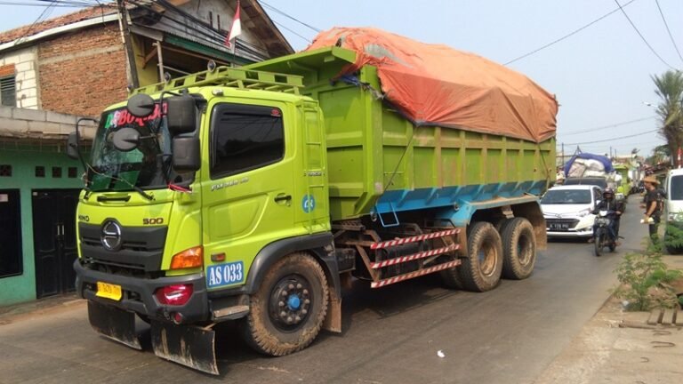 Truk Angkutan Tanah 