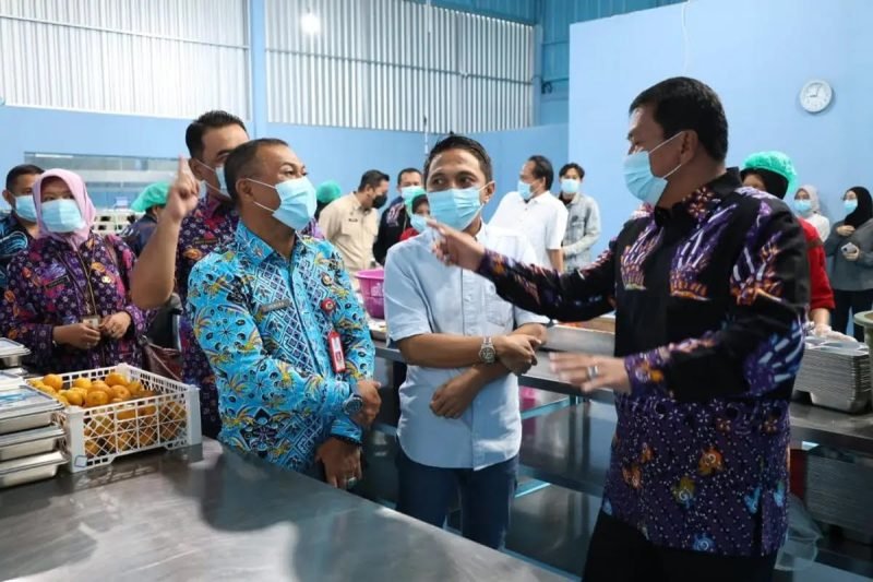 Bupati Tangerang Maesyal Rasyid saat meninjau salah satu dapur SPPG MBG di Desa Jambe Kabupaten Tangerang beberapa waktu lalu