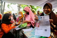 Senyum sumringah warga penerima Bansos Kesra 2025 (Sumber Foto ; beritasatu.com)