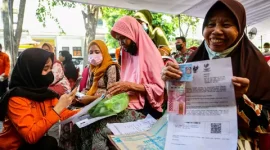 Senyum sumringah warga penerima Bansos Kesra 2025 (Sumber Foto ; beritasatu.com)
