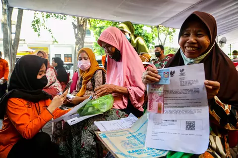 Senyum sumringah warga penerima Bansos Kesra 2025 (Sumber Foto ; beritasatu.com)