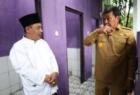 Bupati Tangerang Maesyal Rasyid berbincang dengan KH Ahmad Aliyudin yang dikenal nama Kiyai Gacon pimpinan Ponpes Darussalam Desa Jeungjing Kecamatan Cisoka Kabupaten Tangerang 