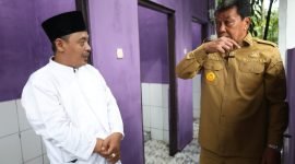 Bupati Tangerang Maesyal Rasyid berbincang dengan KH Ahmad Aliyudin yang dikenal nama Kiyai Gacon pimpinan Ponpes Darussalam Desa Jeungjing Kecamatan Cisoka Kabupaten Tangerang 