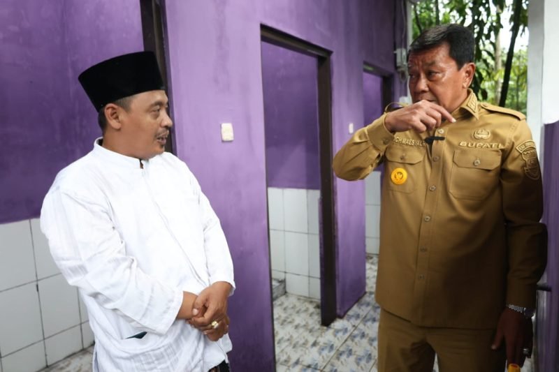 Bupati Tangerang Maesyal Rasyid berbincang dengan KH Ahmad Aliyudin yang dikenal nama Kiyai Gacon pimpinan Ponpes Darussalam Desa Jeungjing Kecamatan Cisoka Kabupaten Tangerang 