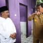 Bupati Tangerang Maesyal Rasyid berbincang dengan KH Ahmad Aliyudin yang dikenal nama Kiyai Gacon pimpinan Ponpes Darussalam Desa Jeungjing Kecamatan Cisoka Kabupaten Tangerang 