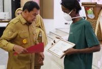 Bupati Tangerang Maesyal Rasyid berbincang dengan salah satu ex sakit TBC 