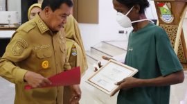 Bupati Tangerang Maesyal Rasyid berbincang dengan salah satu ex sakit TBC 