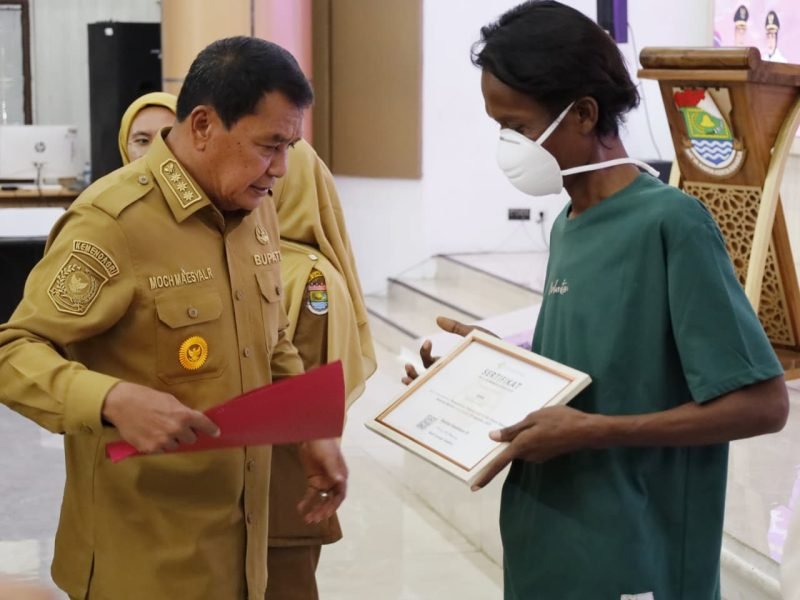 Bupati Tangerang Maesyal Rasyid berbincang dengan salah satu ex sakit TBC 