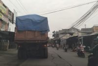 Kendaraan Truk Tambang Tanah berkeliaran pada jam larangan operasional di jalan Raya Cisoka Cikuya beberapa waktu lalu