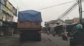Kendaraan Truk Tambang Tanah berkeliaran pada jam larangan operasional di jalan Raya Cisoka Cikuya beberapa waktu lalu