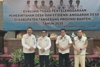 Berpose bersama usai acara