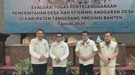 Berpose bersama usai acara