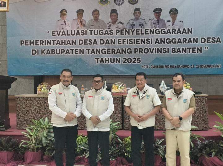 Berpose bersama usai acara