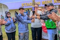 Penyerahan Obor Kirab Porkab VI Kabupaten Tangerang dari Camat Tigaraksa Cucu Abdurrasyied kepada Camat Solear Rizqia Nurul Fajar 