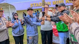 Penyerahan Obor Kirab Porkab VI Kabupaten Tangerang dari Camat Tigaraksa Cucu Abdurrasyied kepada Camat Solear Rizqia Nurul Fajar 