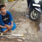 Kefin (23 tahun) Tuna Grahita yang menderita cacat kakinya yang viral sering mangkal ditengah jalan Tapos Tigaraksa (sumber foto ; warga yang peduli dan memindahkan Kefin ke pinggir jalan)
