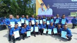 Pegawai PPPK Paruh Waktu Kabupaten Tangerang berpose bersama usai acara Pelantikan di Lapangan Yudha Negara Pemkab Tangerang, Jumat 28 November 2025