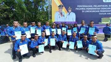 Pegawai PPPK Paruh Waktu Kabupaten Tangerang berpose bersama usai acara Pelantikan di Lapangan Yudha Negara Pemkab Tangerang, Jumat 28 November 2025