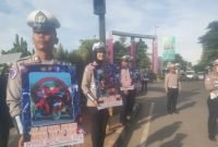 Aksi Simpatik Operasi Zebra 2025 Polresta Tangerang membagikan Helm SNI kepada para pengendara motor yang melanggar