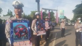 Aksi Simpatik Operasi Zebra 2025 Polresta Tangerang membagikan Helm SNI kepada para pengendara motor yang melanggar