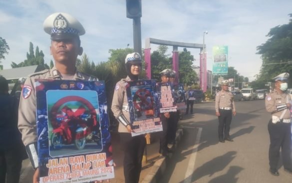Aksi Simpatik Operasi Zebra 2025 Polresta Tangerang membagikan Helm SNI kepada para pengendara motor yang melanggar