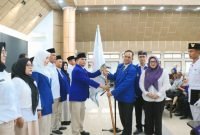 Penyerahan pataka GPIB oleh Ketua Umum kepada ketua DPC GPIB Kabupaten Tangerang Tosim sebagai tanda diberikan amanah untuk menjalankan roda organisasi diwilayah