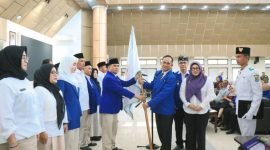Penyerahan pataka GPIB oleh Ketua Umum kepada ketua DPC GPIB Kabupaten Tangerang Tosim sebagai tanda diberikan amanah untuk menjalankan roda organisasi diwilayah