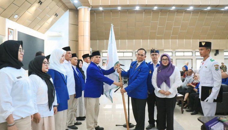 Penyerahan pataka GPIB oleh Ketua Umum kepada ketua DPC GPIB Kabupaten Tangerang Tosim sebagai tanda diberikan amanah untuk menjalankan roda organisasi diwilayah