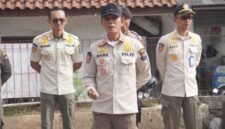 Ana Supriyatna Kasatpol PP Kabupaten Tangerang memimpin langsung penertiban PKL Kawasan Bitung Kecamatan Curug (Sumber Foto; Kominfo Kabupaten Tangerang)