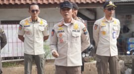 Ana Supriyatna Kasatpol PP Kabupaten Tangerang memimpin langsung penertiban PKL Kawasan Bitung Kecamatan Curug (Sumber Foto; Kominfo Kabupaten Tangerang)