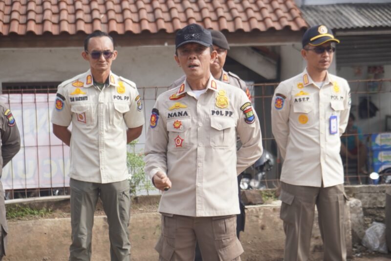 Ana Supriyatna Kasatpol PP Kabupaten Tangerang memimpin langsung penertiban PKL Kawasan Bitung Kecamatan Curug (Sumber Foto; Kominfo Kabupaten Tangerang)