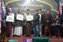 Penyerahan Hadiah Dana Pembinaan untuk Juara Lomba diserahkan Kepala Desa Pasir Bolang Dadi, SH