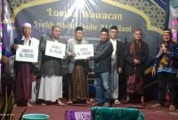 Penyerahan Hadiah Dana Pembinaan untuk Juara Lomba diserahkan Kepala Desa Pasir Bolang Dadi, SH