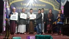 Penyerahan Hadiah Dana Pembinaan untuk Juara Lomba diserahkan Kepala Desa Pasir Bolang Dadi, SH