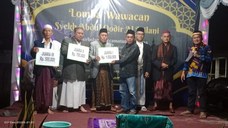 Penyerahan Hadiah Dana Pembinaan untuk Juara Lomba diserahkan Kepala Desa Pasir Bolang Dadi, SH