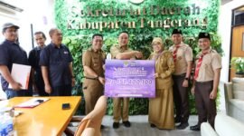 Penyerahan simbolis Dana Bantuan Peduli Korban Bencana Sumatera Aceh sebesar Rp 151 juta, diserahkan Pengurus Kwarcab Sekretaris Dadang Sudrajat, Bendahara Anna Novianti dan diterima Ketua PMI Kabupaten Tangerang Soma Atmaja