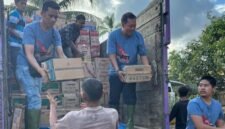 Tim donasi menurunkan barang bantuan untuk disalurkan langsung kepada para korban Bencana di Aceh Tamiang