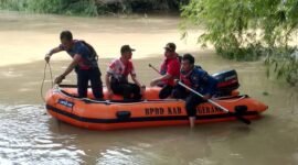 Senin (22/12/2025) Tim BPBD Kabupaten Tangerang dan tim lainnya masih melakukan pencarian Santri Hilman Fauzi (15 tahun) yang tenggelam di Sungai Cidurian sejak Jumat (19/2025) sekira pukul 08.30 WIB