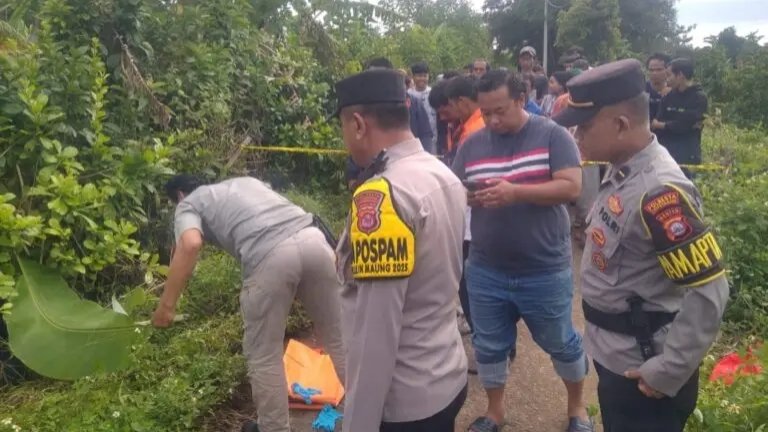 Petugas kepolisian dari Polresta Tangerang bergerak cepat menangani ditemukannya Pria yang tewas di Kp Jantungeun Desa Mekarsari Kecamatan Jambe 