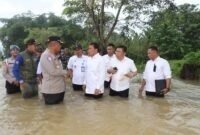 Bupati Tangerang Maesyal Rasyid bareng Kapolresta dan jajarannya meninjau langsung lokasi banjir di Desa Pasir Ampo Kecamatan Kresek akibat tanggul Sungai Cidurian Jebol