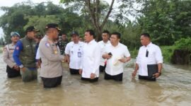 Bupati Tangerang Maesyal Rasyid bareng Kapolresta dan jajarannya meninjau langsung lokasi banjir di Desa Pasir Ampo Kecamatan Kresek akibat tanggul Sungai Cidurian Jebol