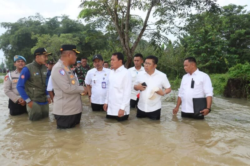 Bupati Tangerang Maesyal Rasyid bareng Kapolresta dan jajarannya meninjau langsung lokasi banjir di Desa Pasir Ampo Kecamatan Kresek akibat tanggul Sungai Cidurian Jebol