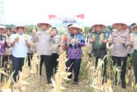 Berpose bersama usai acara