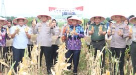 Berpose bersama usai acara