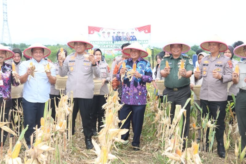 Berpose bersama usai acara