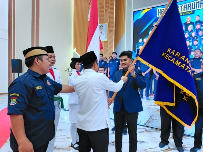 Prosesi Penyerahan Pataka Karang Taruna dari Ketua Katar Kabupaten Tangerang Abdul Qodir kepada Ketua Katar Curug Adi Bonchu