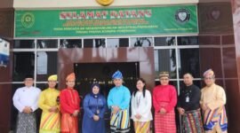 Berpose bersama usai acara