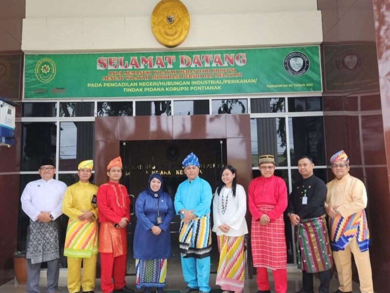 Berpose bersama usai acara