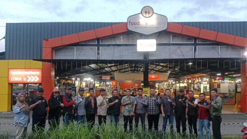 Berpose bersama usai acara