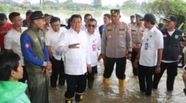 Bupati Tangerang Mochamad Maesyal Rasyid bersama Kapolresta meninjau lokasi Banjir di Desa Pasir Ampo Kecamatan Kresek 